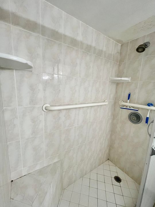 For Sale: $287,500 (1 beds, 1 baths, 702 Square Feet)