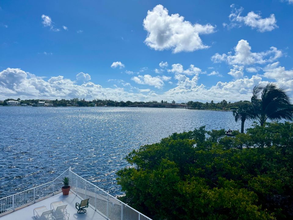 For Sale: $287,500 (1 beds, 1 baths, 702 Square Feet)