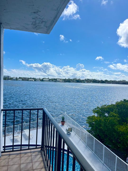 For Sale: $287,500 (1 beds, 1 baths, 702 Square Feet)