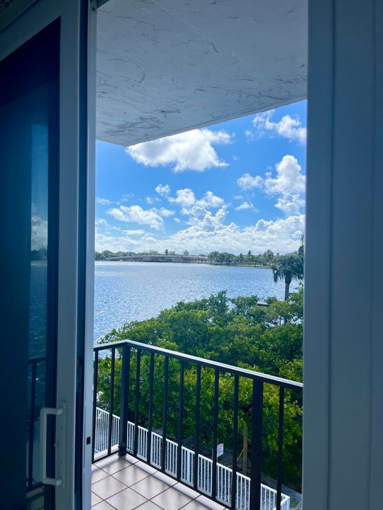 For Sale: $287,500 (1 beds, 1 baths, 702 Square Feet)