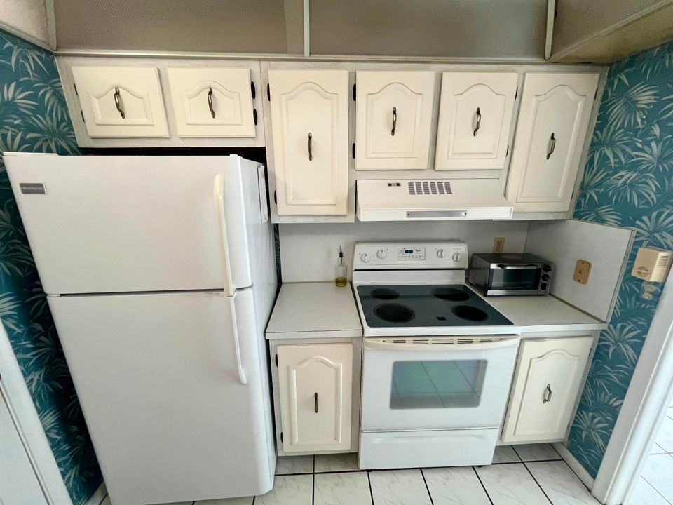 For Sale: $287,500 (1 beds, 1 baths, 702 Square Feet)