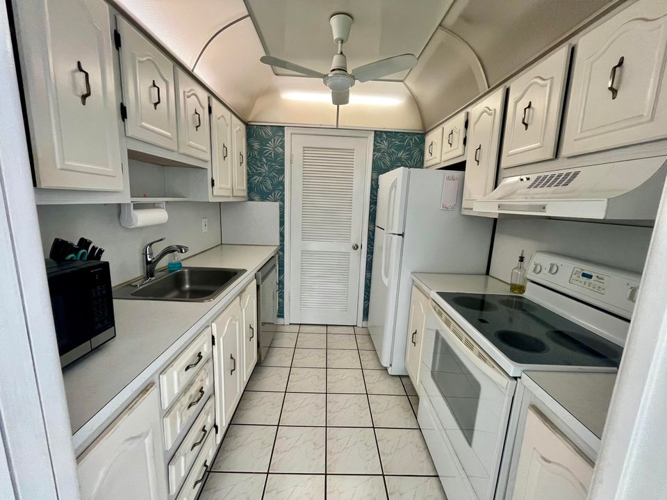 For Sale: $287,500 (1 beds, 1 baths, 702 Square Feet)