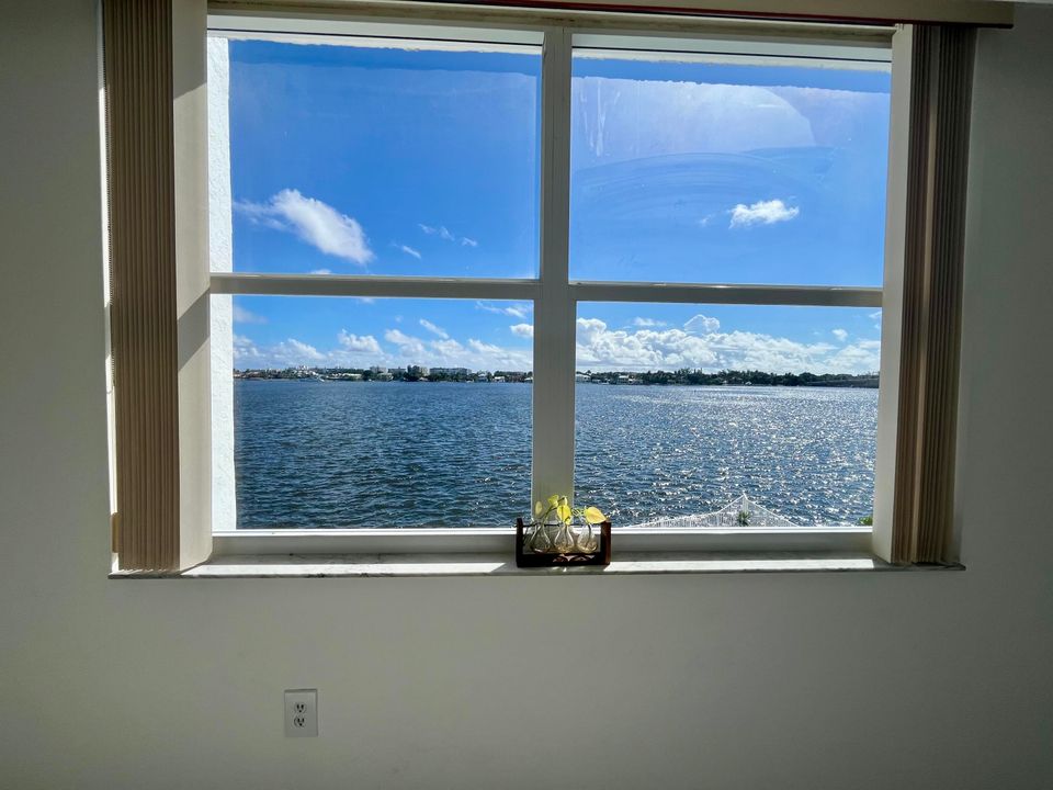 For Sale: $287,500 (1 beds, 1 baths, 702 Square Feet)