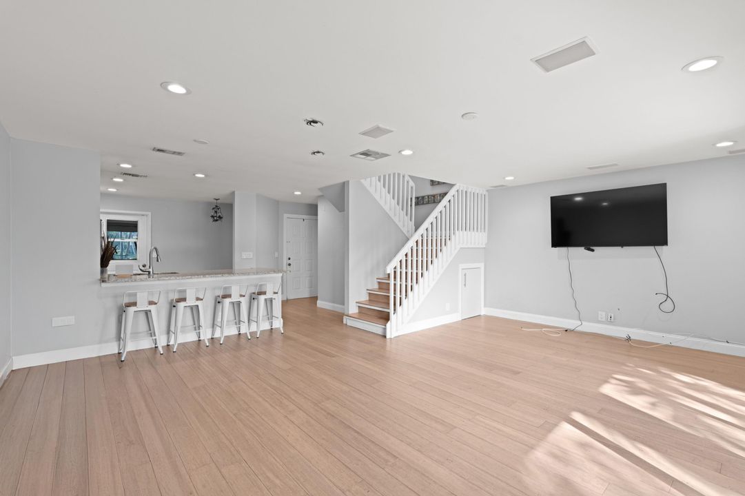 Active With Contract: $350,000 (3 beds, 2 baths, 1318 Square Feet)