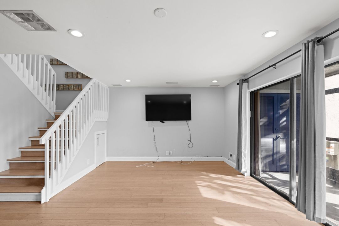 Active With Contract: $350,000 (3 beds, 2 baths, 1318 Square Feet)