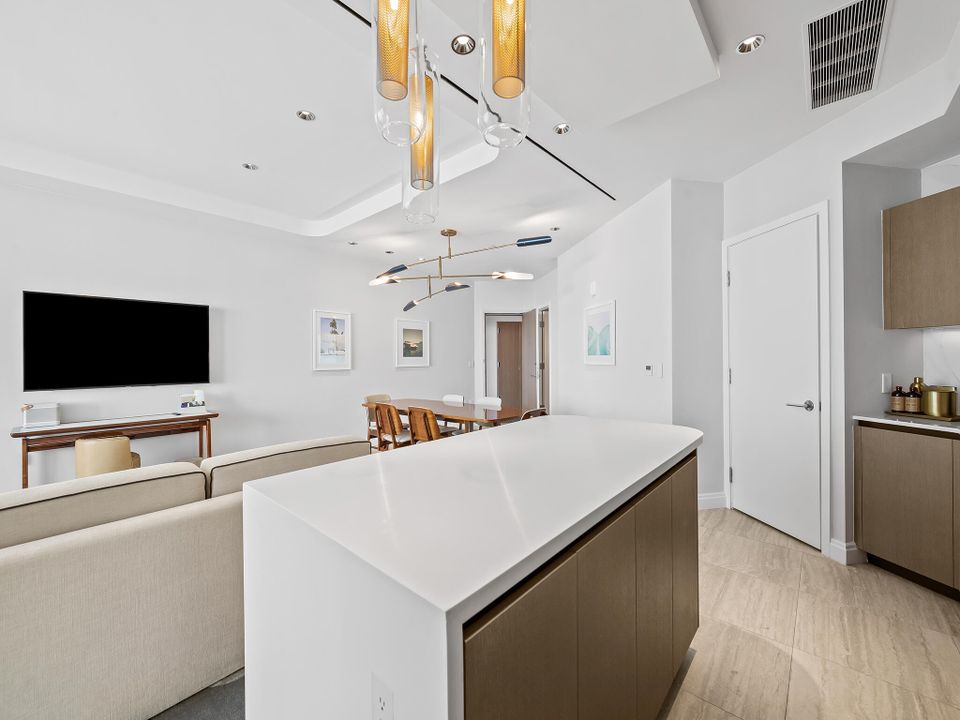 For Sale: $3,895,000 (2 beds, 2 baths, 1597 Square Feet)