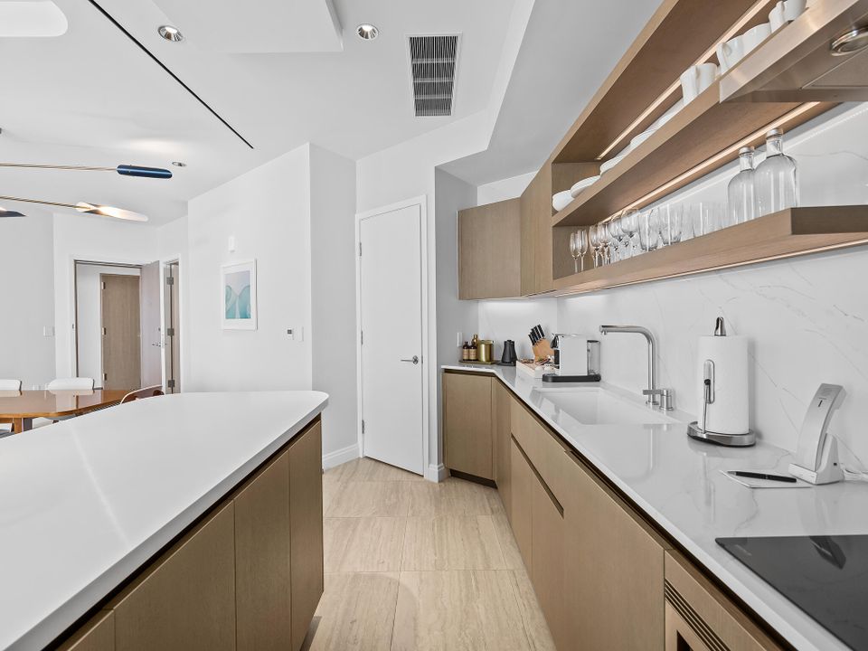 For Sale: $3,895,000 (2 beds, 2 baths, 1597 Square Feet)