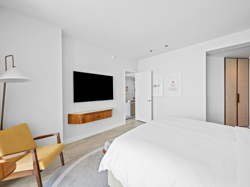 For Sale: $3,895,000 (2 beds, 2 baths, 1597 Square Feet)