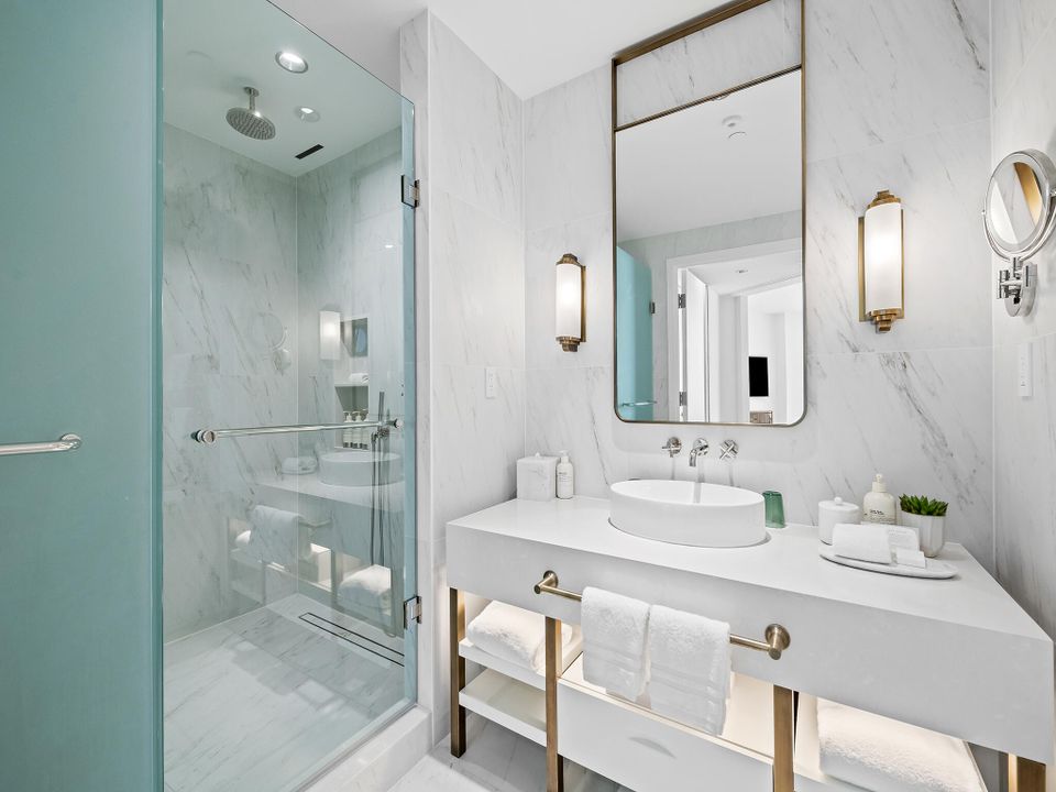 For Sale: $3,895,000 (2 beds, 2 baths, 1597 Square Feet)