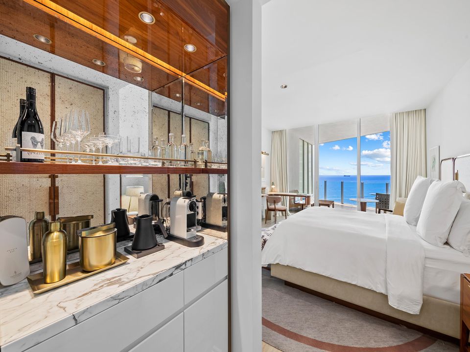 For Sale: $3,895,000 (2 beds, 2 baths, 1597 Square Feet)