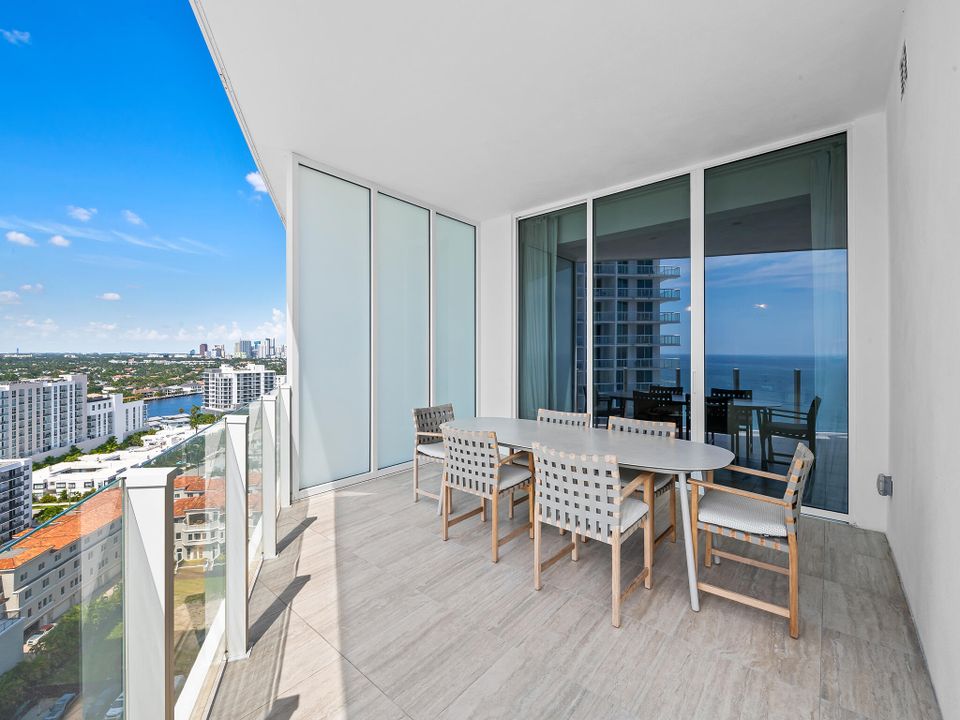 For Sale: $3,895,000 (2 beds, 2 baths, 1597 Square Feet)