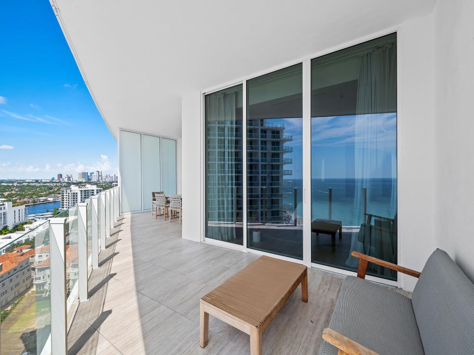 For Sale: $3,895,000 (2 beds, 2 baths, 1597 Square Feet)