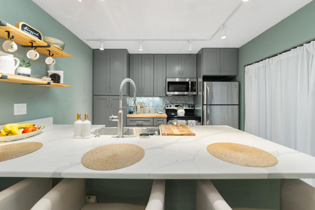 Active With Contract: $319,900 (2 beds, 2 baths, 1264 Square Feet)