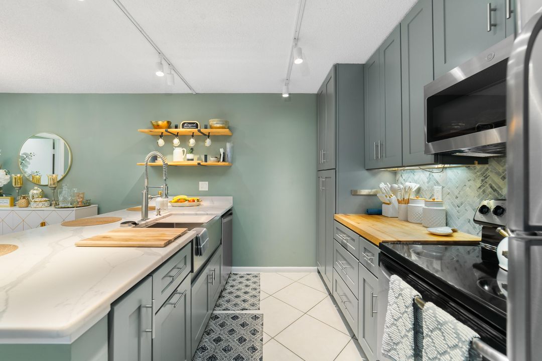 Active With Contract: $319,900 (2 beds, 2 baths, 1264 Square Feet)