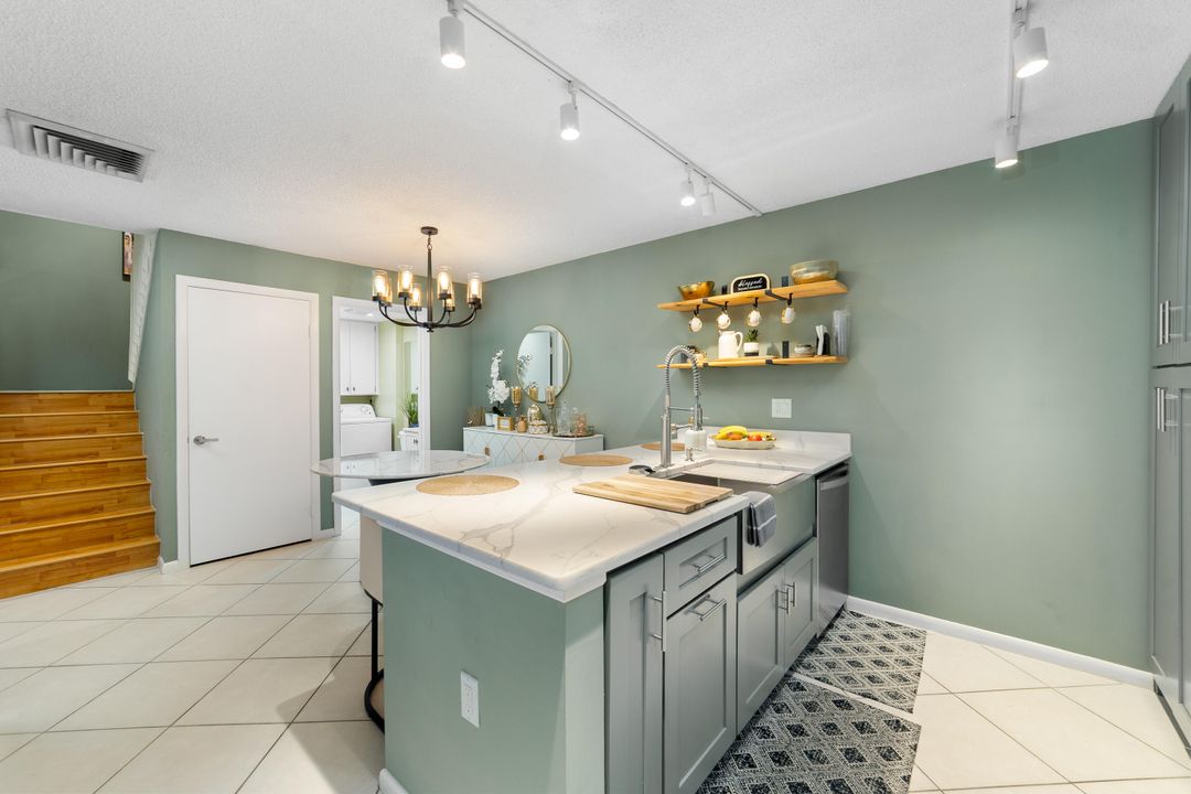 Active With Contract: $319,900 (2 beds, 2 baths, 1264 Square Feet)