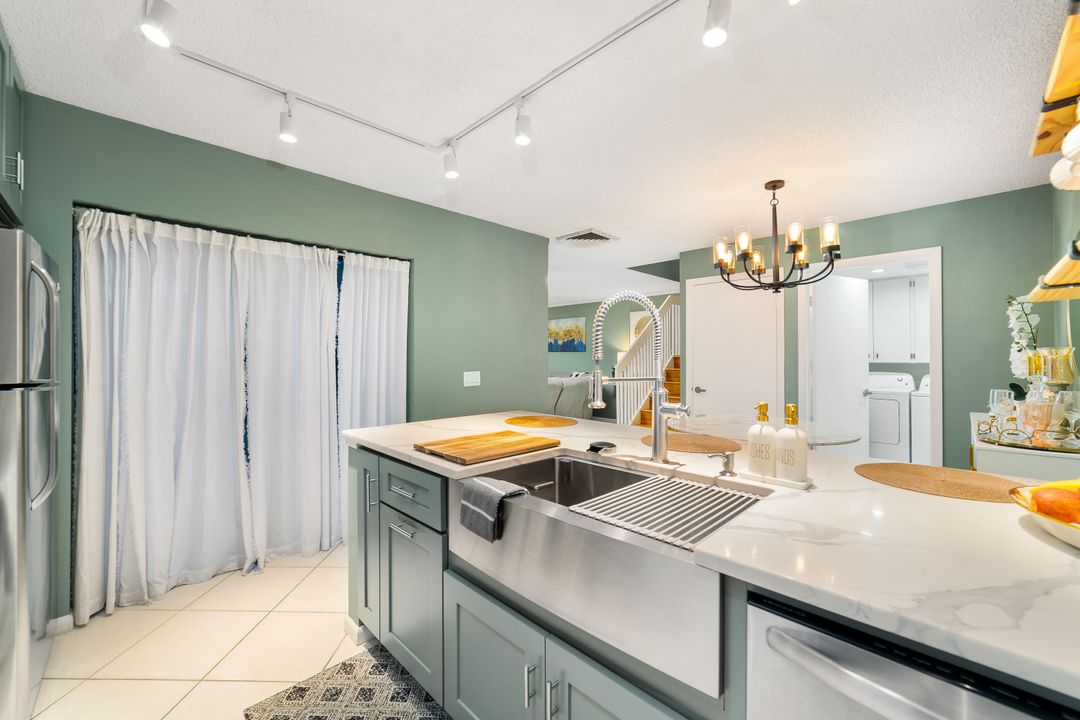 Active With Contract: $319,900 (2 beds, 2 baths, 1264 Square Feet)