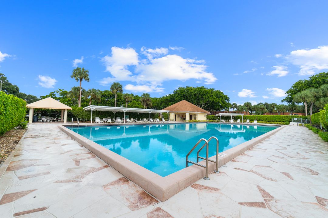 Active With Contract: $319,900 (2 beds, 2 baths, 1264 Square Feet)