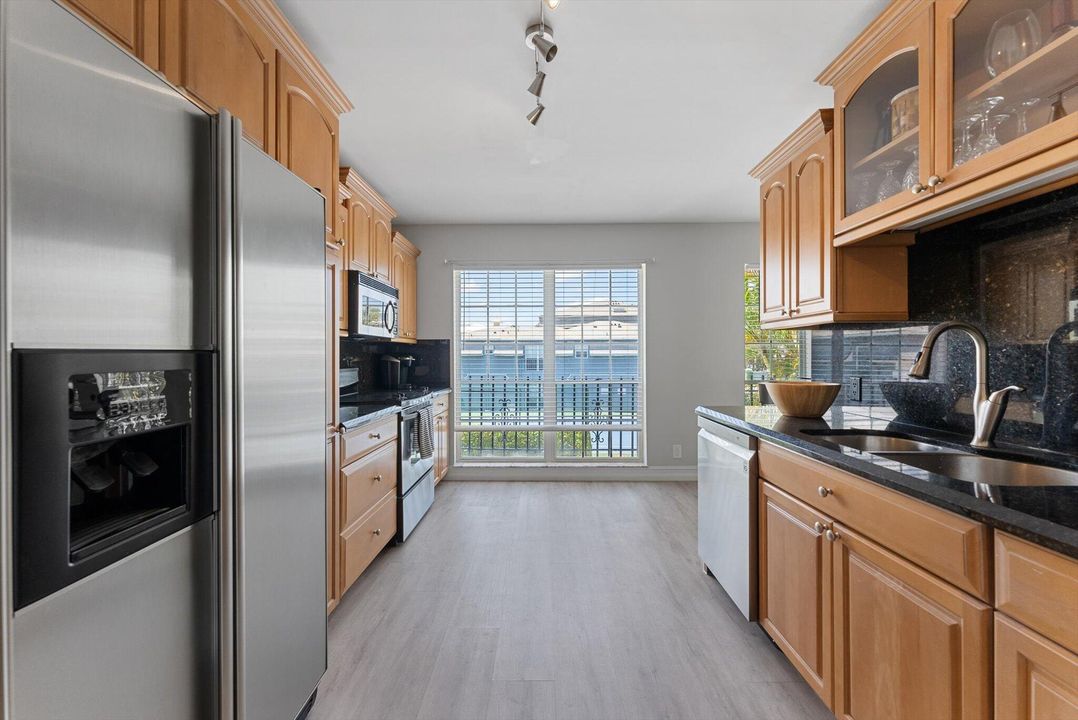 Active With Contract: $5,500 (3 beds, 3 baths, 2332 Square Feet)