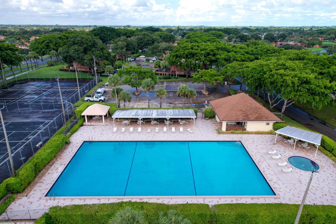 Active With Contract: $319,900 (2 beds, 2 baths, 1264 Square Feet)