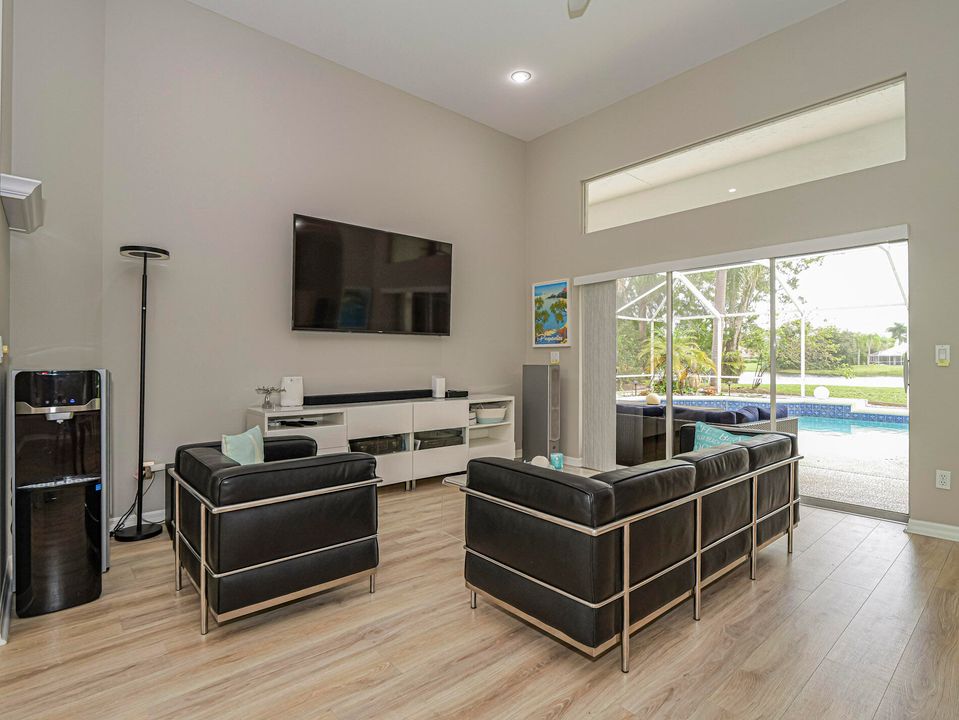 Под контрактом: $650,000 (3 спален, 2 ванн, 2221 Квадратных фут)