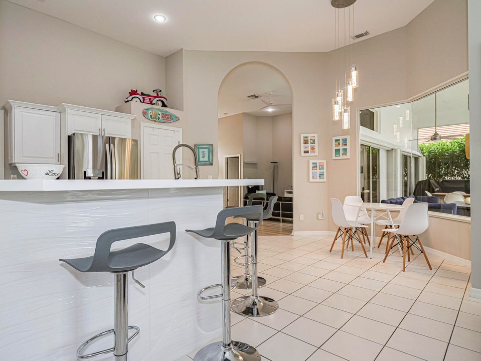 Под контрактом: $650,000 (3 спален, 2 ванн, 2221 Квадратных фут)