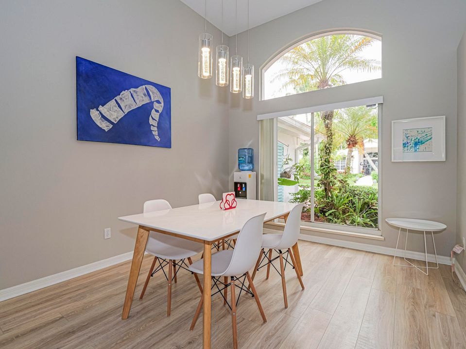 Под контрактом: $650,000 (3 спален, 2 ванн, 2221 Квадратных фут)