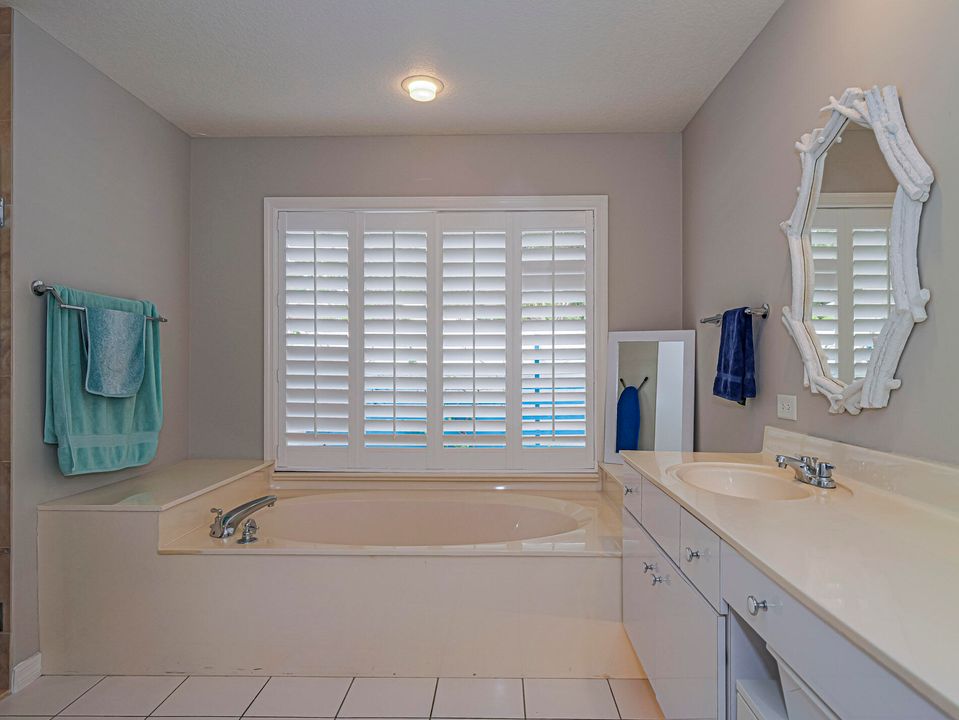 Под контрактом: $650,000 (3 спален, 2 ванн, 2221 Квадратных фут)