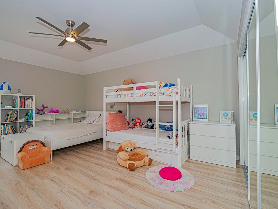 Под контрактом: $650,000 (3 спален, 2 ванн, 2221 Квадратных фут)