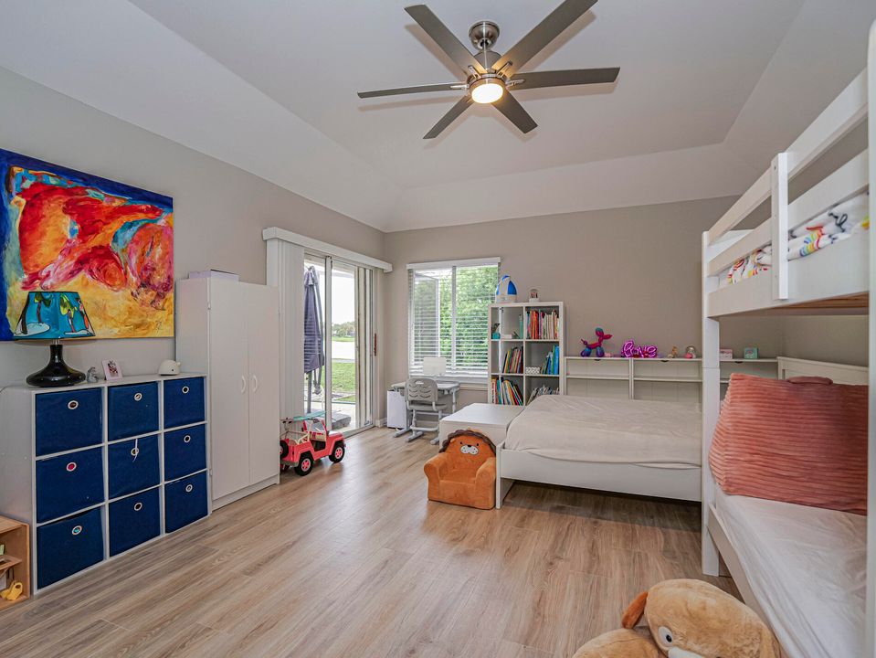 Под контрактом: $650,000 (3 спален, 2 ванн, 2221 Квадратных фут)