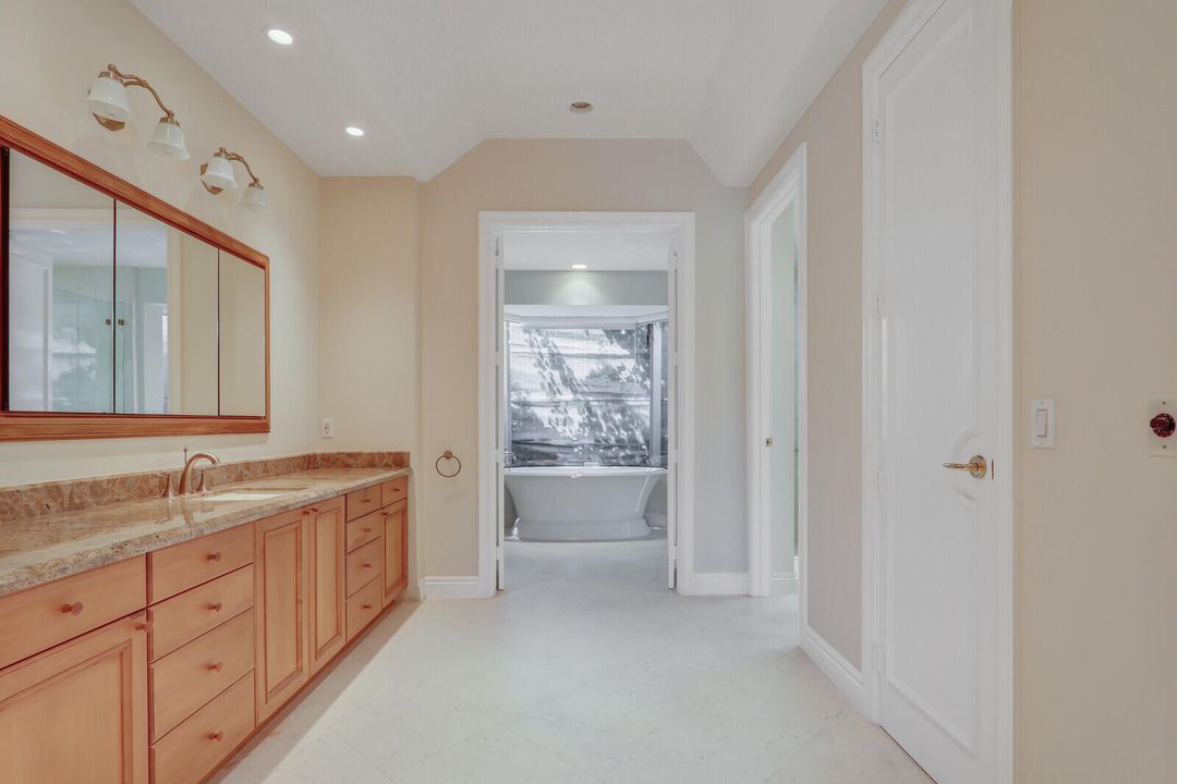 Activo con contrato: $4,950,000 (3 camas, 3 baños, 4037 Pies cuadrados)