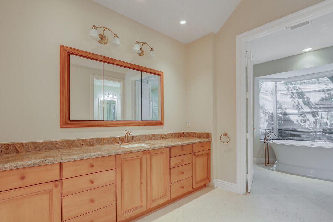 Activo con contrato: $4,950,000 (3 camas, 3 baños, 4037 Pies cuadrados)