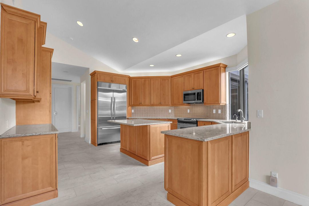 Activo con contrato: $4,950,000 (3 camas, 3 baños, 4037 Pies cuadrados)