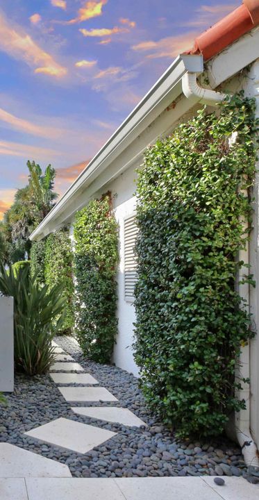 Active With Contract: $15,000 (3 beds, 3 baths, 2172 Square Feet)