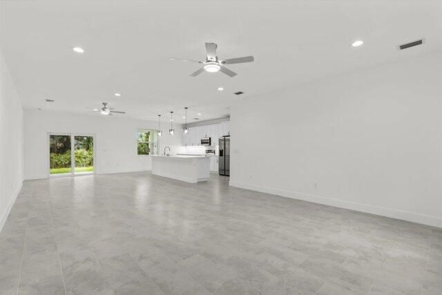 На продажу: $396,000 (4 спален, 2 ванн, 1950 Квадратных фут)