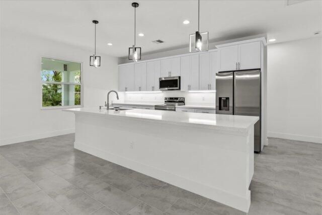 На продажу: $396,000 (4 спален, 2 ванн, 1950 Квадратных фут)