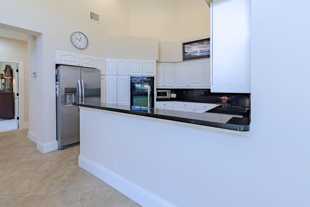 合同活跃: $615,000 (3 贝兹, 2 浴室, 2397 平方英尺)