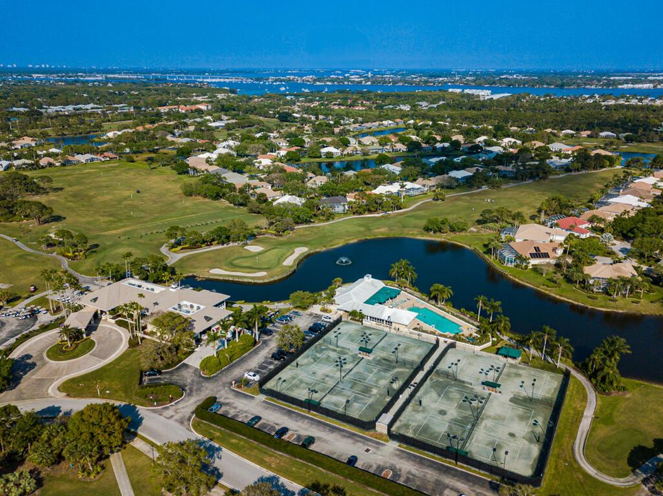 合同活跃: $615,000 (3 贝兹, 2 浴室, 2397 平方英尺)