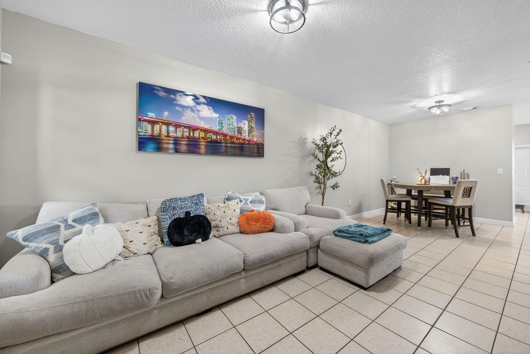 Active With Contract: $390,000 (3 beds, 2 baths, 1672 Square Feet)