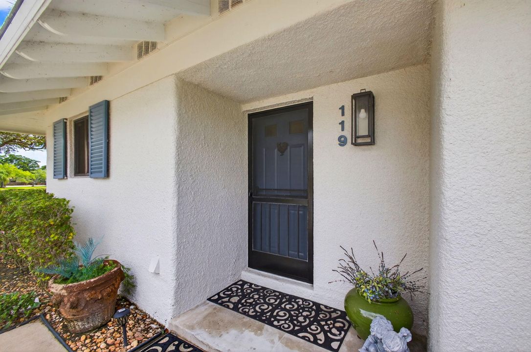 Active With Contract: $419,900 (2 beds, 2 baths, 1135 Square Feet)