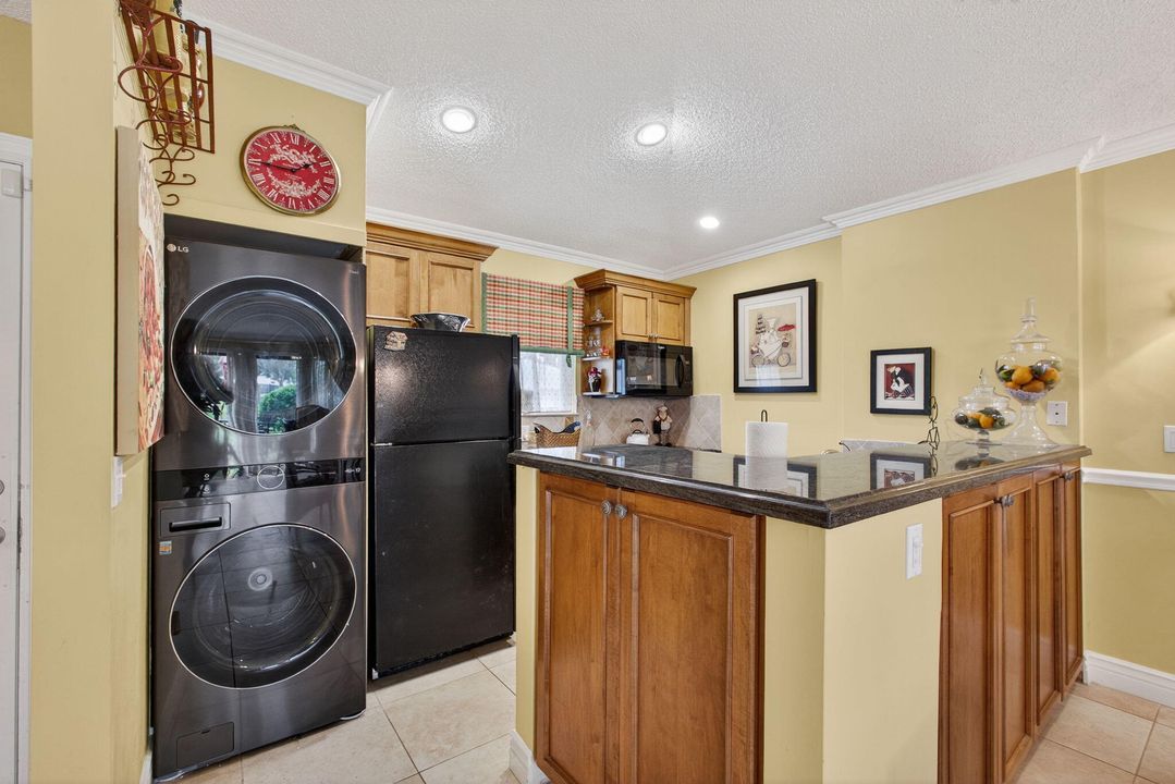 Active With Contract: $419,900 (2 beds, 2 baths, 1135 Square Feet)