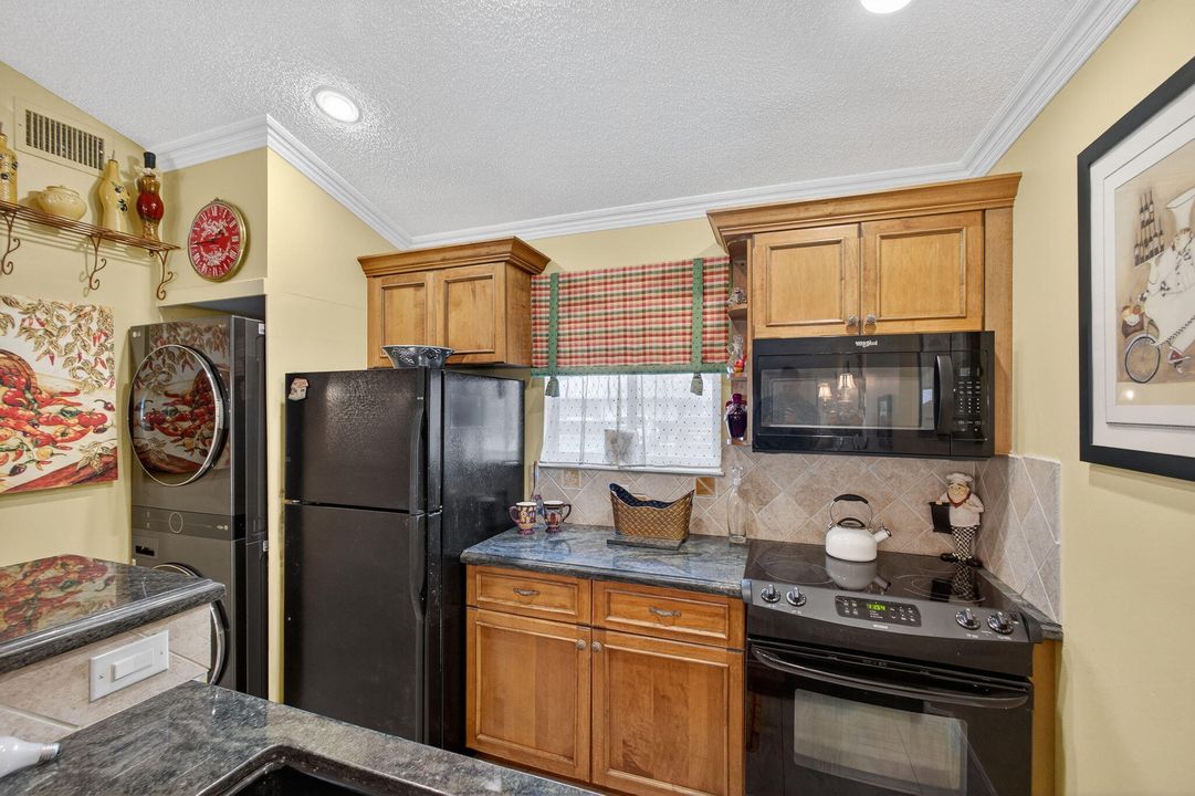 Active With Contract: $419,900 (2 beds, 2 baths, 1135 Square Feet)