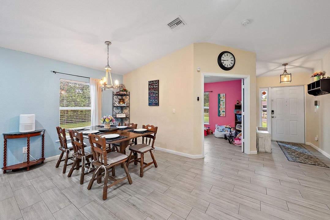 合同活跃: $685,000 (4 贝兹, 2 浴室, 2173 平方英尺)