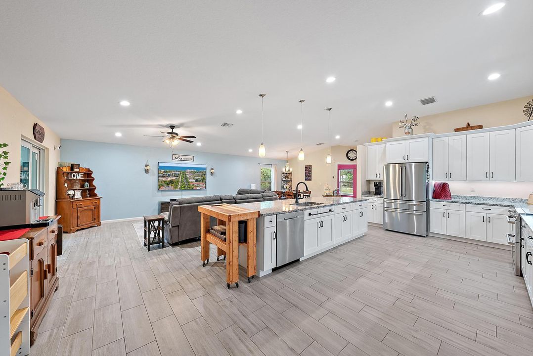 合同活跃: $685,000 (4 贝兹, 2 浴室, 2173 平方英尺)