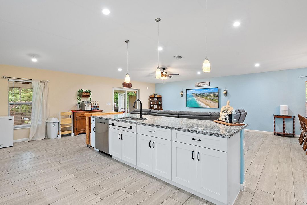 合同活跃: $685,000 (4 贝兹, 2 浴室, 2173 平方英尺)