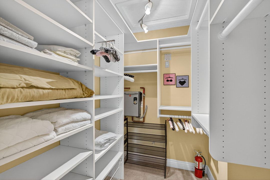 Active With Contract: $419,900 (2 beds, 2 baths, 1135 Square Feet)