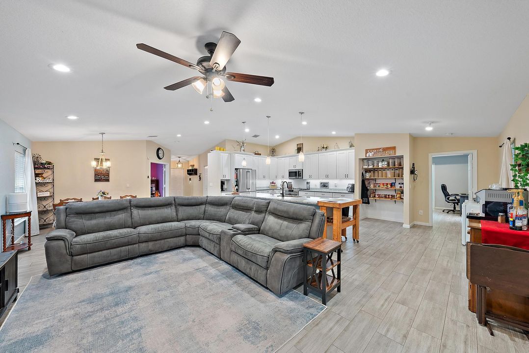 合同活跃: $685,000 (4 贝兹, 2 浴室, 2173 平方英尺)