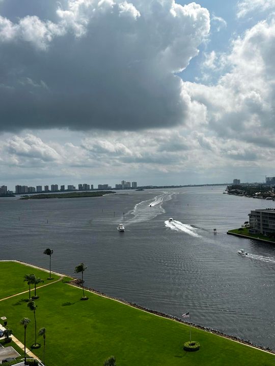 Под контрактом: $8,000 (3 спален, 2 ванн, 2060 Квадратных фут)