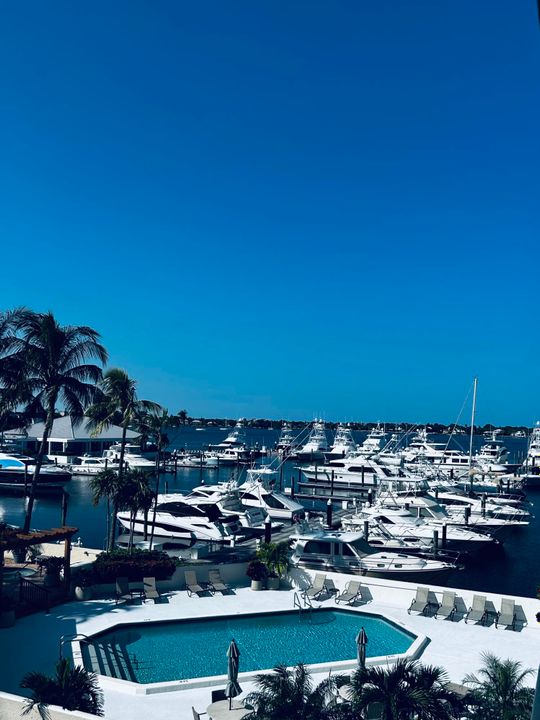 Под контрактом: $8,000 (3 спален, 2 ванн, 2060 Квадратных фут)