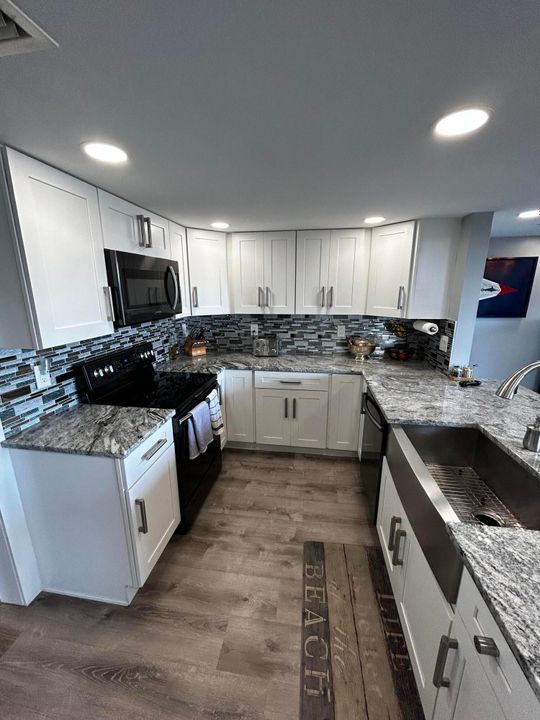 Под контрактом: $8,000 (3 спален, 2 ванн, 2060 Квадратных фут)