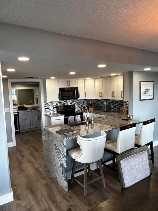 Под контрактом: $8,000 (3 спален, 2 ванн, 2060 Квадратных фут)